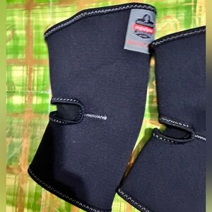 Tenacious Ergodyne  men’s work pair of knee braces